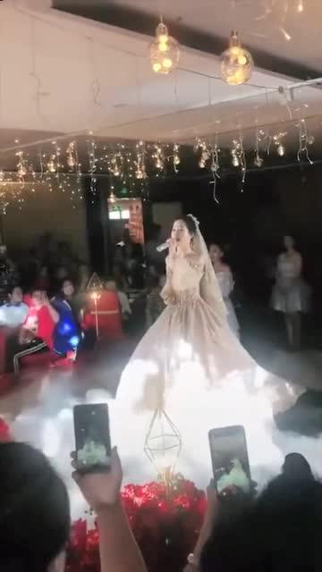 结婚现场唱歌视频