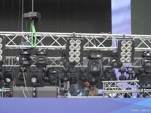 大型舞台全套音响设备安装的相关图片