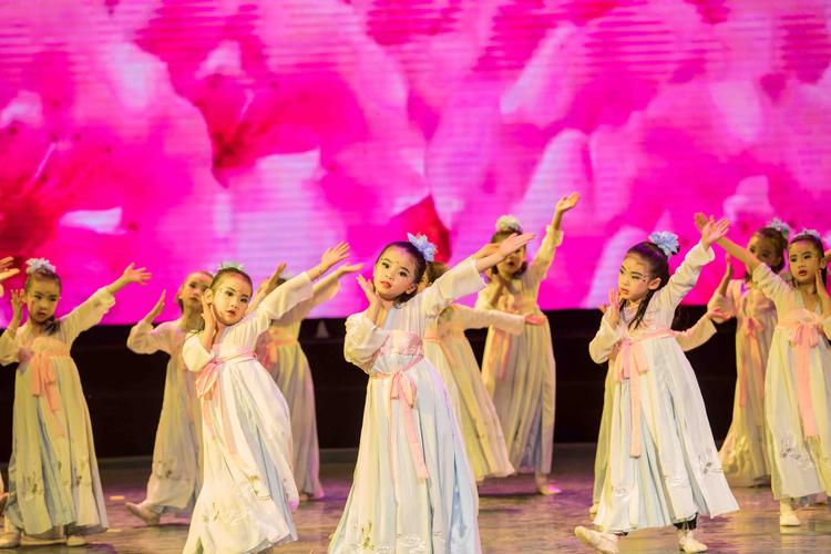 舞蹈汇报演出少儿中国舞5个人的相关图片