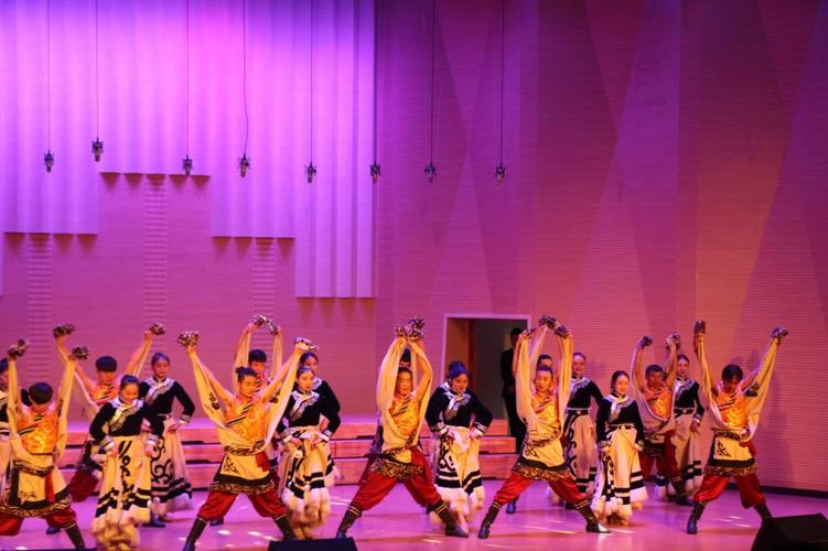 藏族舞蹈男女混搭的相关图片