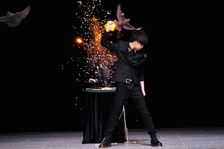 魔术师表演各种各样的魔术的相关图片